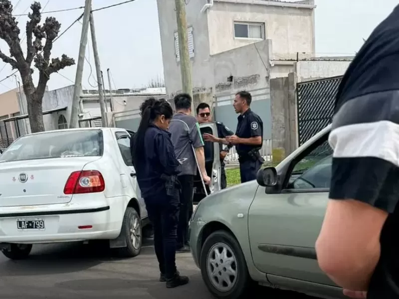 Un menor de 16 a&ntilde;os rob&oacute; el auto del padre, provoc&oacute; una cadena de colisiones y termin&oacute; aprehendido por vecinos en Olmos