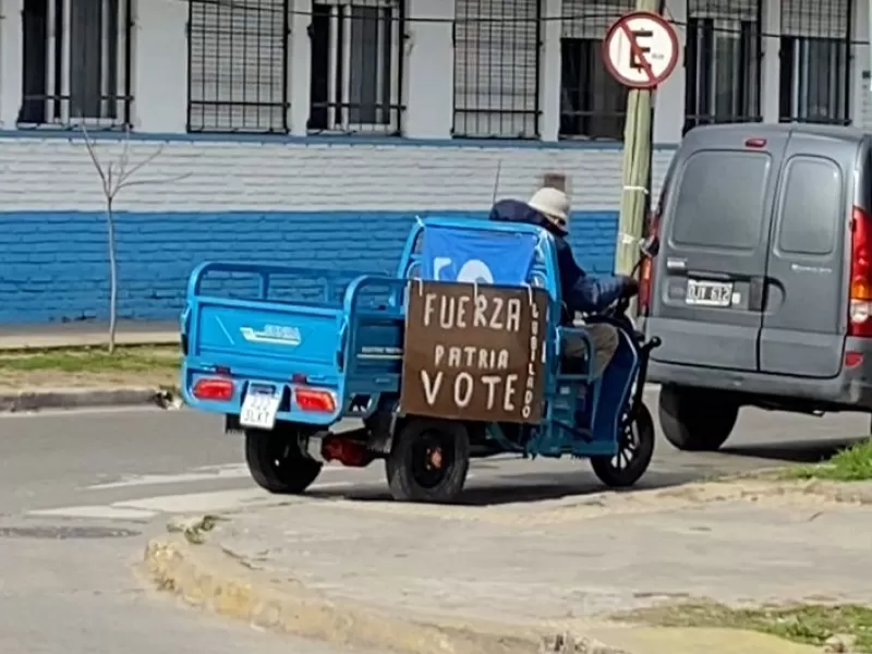 El carrito con mensaje político que se volvió viral en Berisso