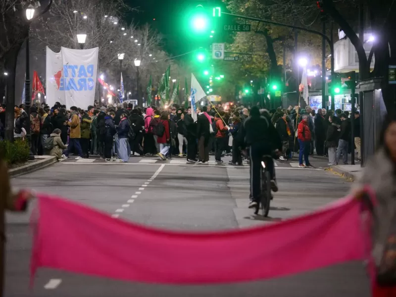 Nueva protesta en La Plata: militantes y jubilados marchan en apoyo a Cristina Kirchner