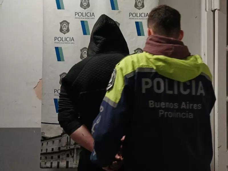 Insólito episodio en Berisso: terminó detenido por defecar en la vía pública y enfrentar a la Policía