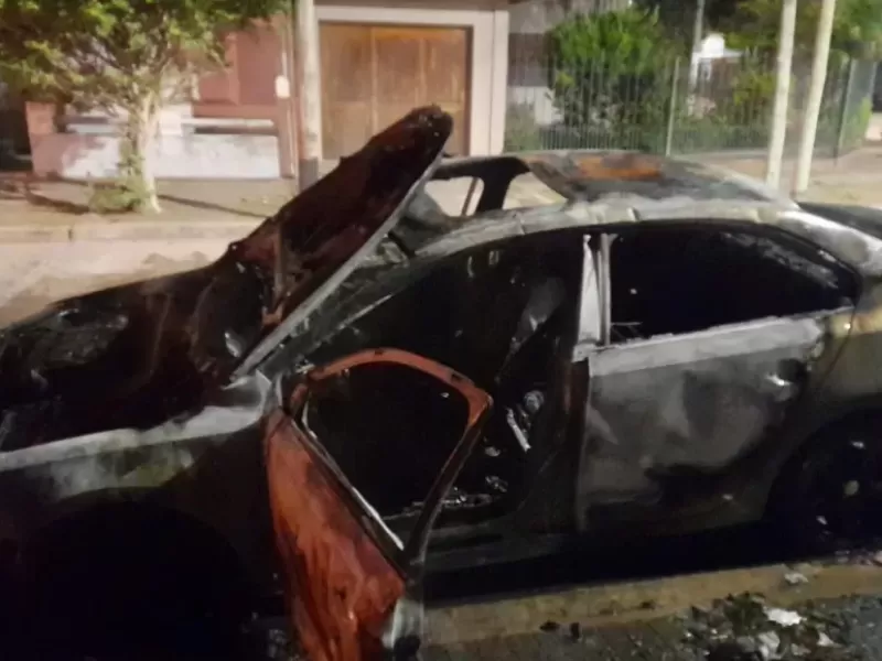 Incendiaron un auto en Berisso y crece la preocupación vecinal por los ataques intencionales