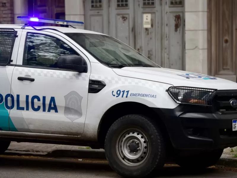 Entraron de madrugada a una casa de Hernández, ataron a una familia y vaciaron sus cuentas