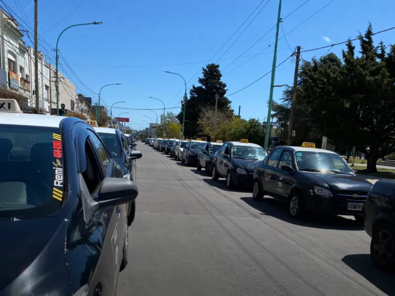 Taxistas de Berisso marcharon contra Uber y Didi y reclamaron m&aacute;s controles
