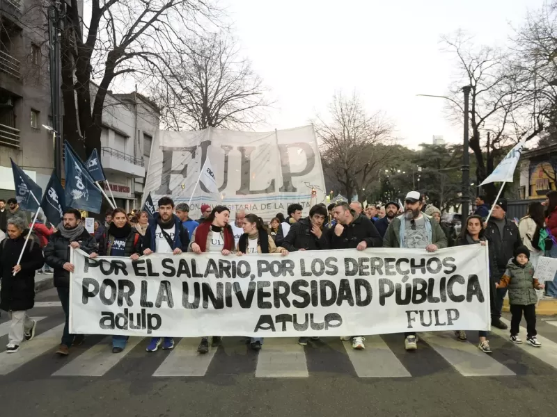 Docentes y nodocentes de la UNLP definen su adhesión al paro universitario convocado por CONADU