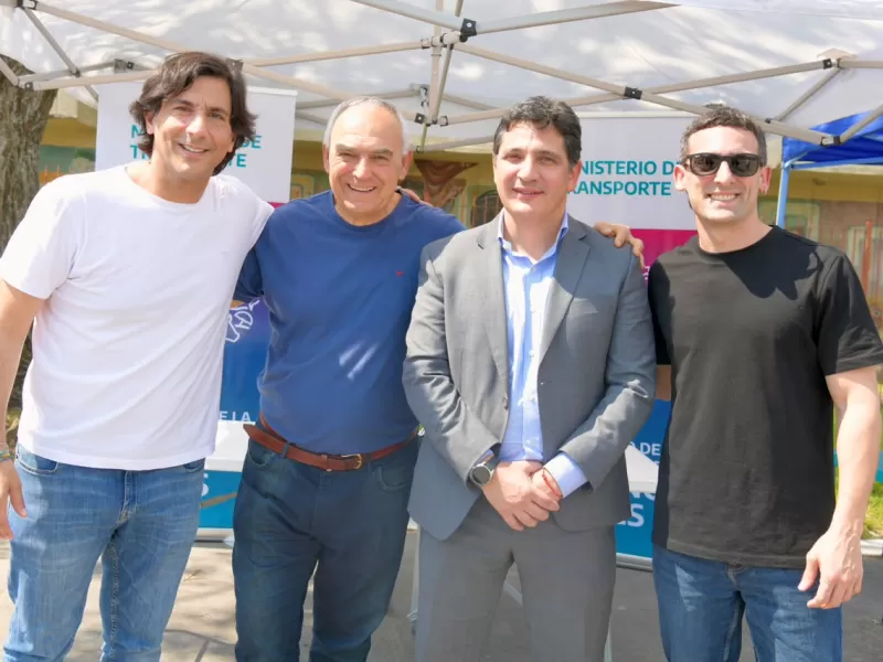 Marinucci y Agust&iacute;n Celi acompa&ntilde;aron la entrega de 30 cascos a vecinos y vecinas de Berisso