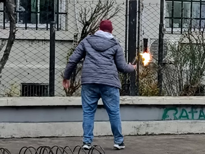Ataque e intimidaci&oacute;n p&uacute;blica en Berisso: lanzaron una bomba molotov contra la fachada del Concejo Deliberante