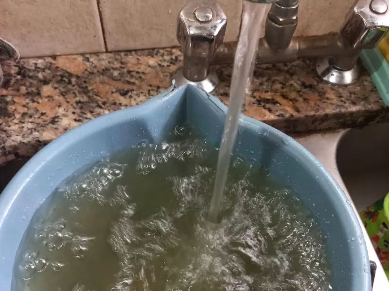 Vecinos denuncian que sale el agua sucia de las canillas