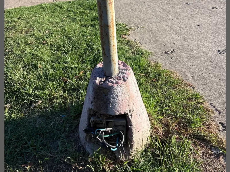 Preocupación en la Plaza Mosconi por cables pelados y juegos rotos