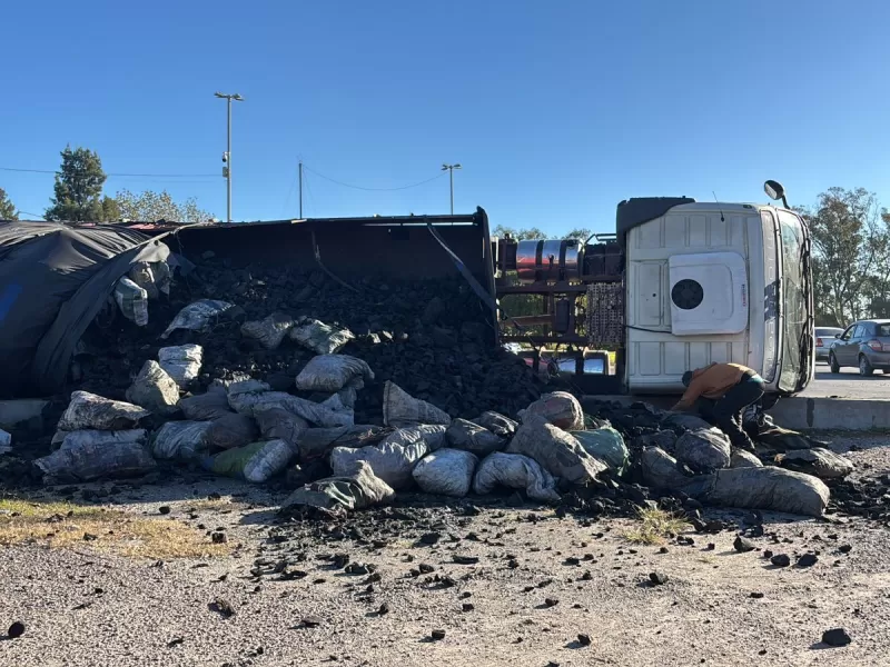 Caos vehicular en Berisso: volc&oacute; un cami&oacute;n cargado de carb&oacute;n y la pol&eacute;mica rotonda Favaloro vuelve al centro del debate