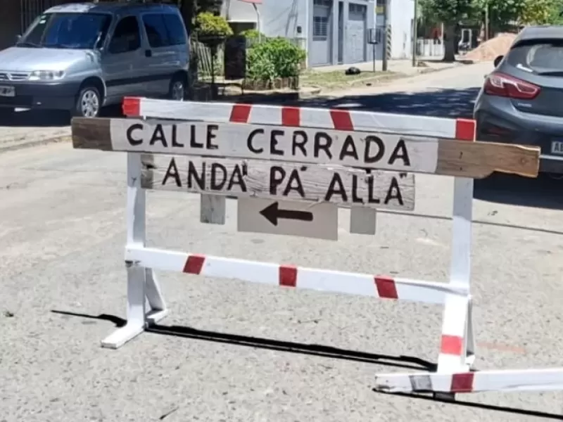 Se estira el corte y los vecinos le ponen humor: &ldquo;Calle cerrada, and&aacute; pa&rsquo;all&aacute;&rdquo;