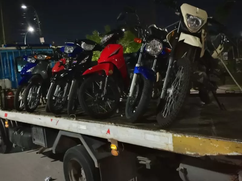 Controles de tr&aacute;nsito en Berisso: Secuestraron 17 motos en un operativo desplegado en 13 y 153