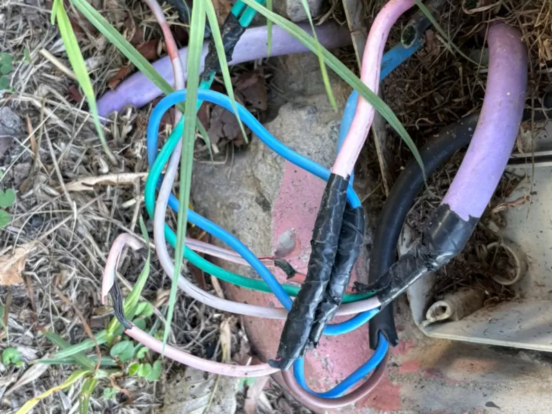 Preocupaci&oacute;n en la Plaza Mosconi por cables pelados y juegos rotos