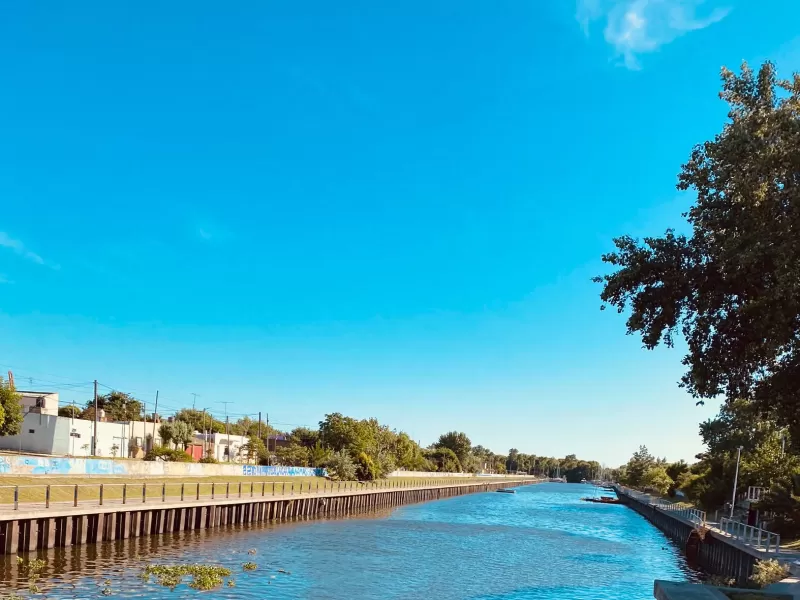 Rescataron a un joven que se arrojó al canal en Berisso