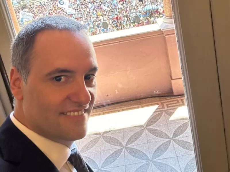 Adorni se la mandó a guardar a "Pepe" Albistur con la imagen de un esqueleto comiendo pochoclos