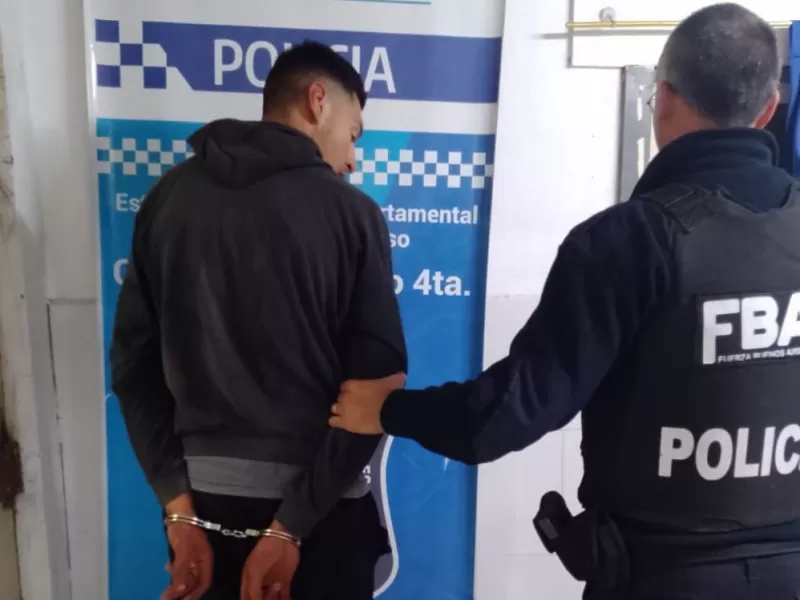 Tensión en Berisso: confrontación vecinal terminó con un detenido por agredir a la Policía