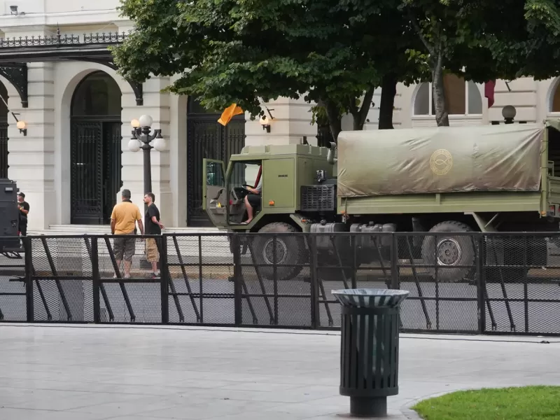 As&iacute; se vive la filmaci&oacute;n de la serie de Netflix en La Plata: tanques y soldados copan el centro