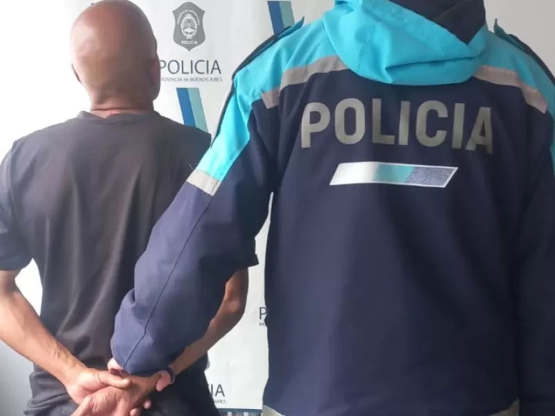 Aprehendieron a un cuidacoches no autorizado por exigir dinero a conductores en la avenida Montevideo
