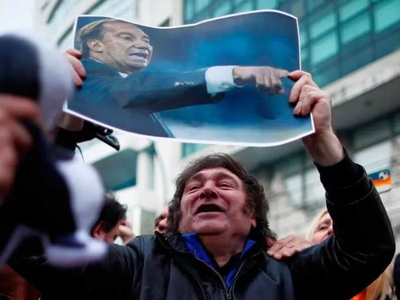 Milei se metió en la interna del fútbol y respaldó a Estudiantes: un guiño directo a la “escuela” de Zubeldía