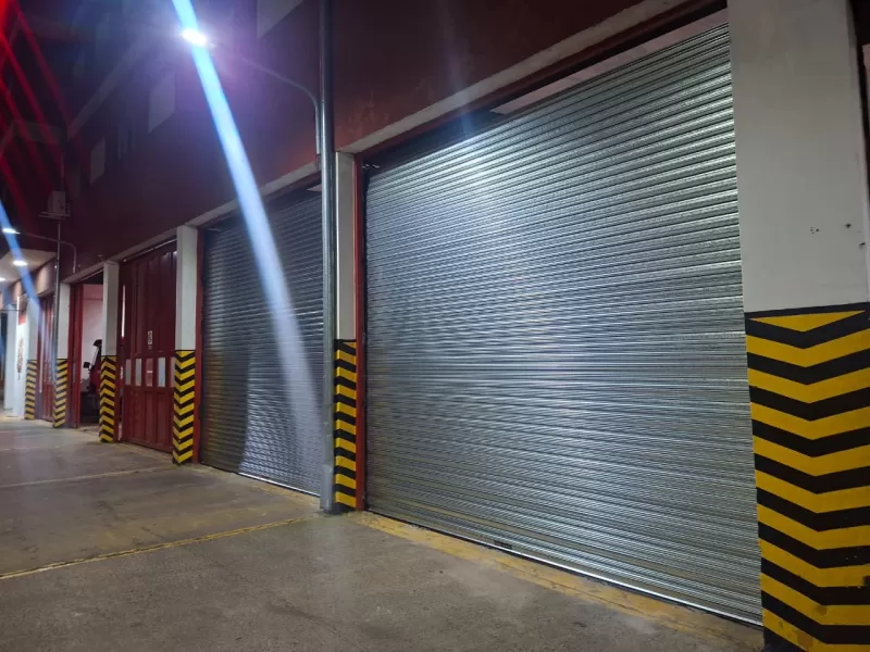 Bomberos de Berisso iniciaron el recambio de los hist&oacute;ricos portones del Cuartel Central