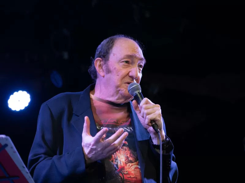 Adrián Stoppelman llega a Berisso con su espectáculo “Desinteligencia Artificial”