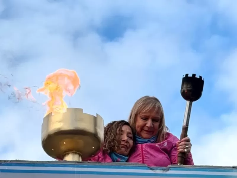 La 49&deg; Fiesta del Inmigrante inici&oacute; sus actos centrales con el recorrido de la llama votiva por las colectividades de Berisso