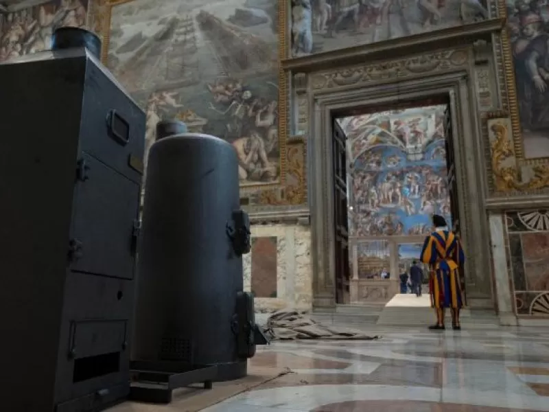 Todo listo en la Capilla Sixtina: el Vaticano se prepara para el inicio del Cónclave