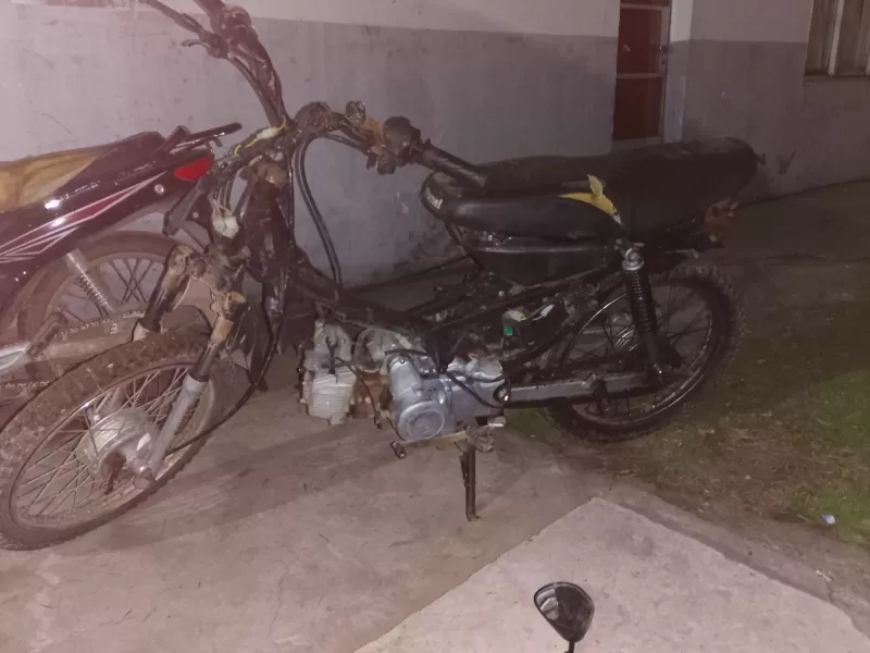 Interceptaron a dos j&oacute;venes cuando desmantelaban una motocicleta en Villa Arg&uuml;ello