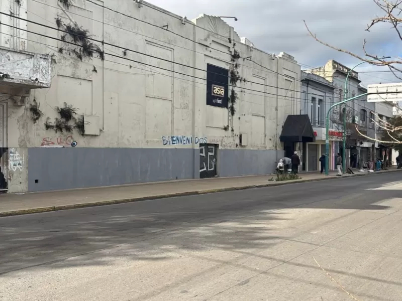 Identificaron y denunciaron a un hombre por realizar pintadas en el ex Cine Progreso y el Puente 3 de Abril