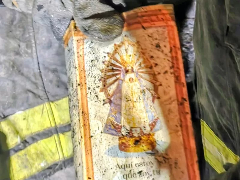 Incendio destruy&oacute; una vivienda en Berisso: la imagen de la Virgen de Lujan qued&oacute; intacta entre las cenizas