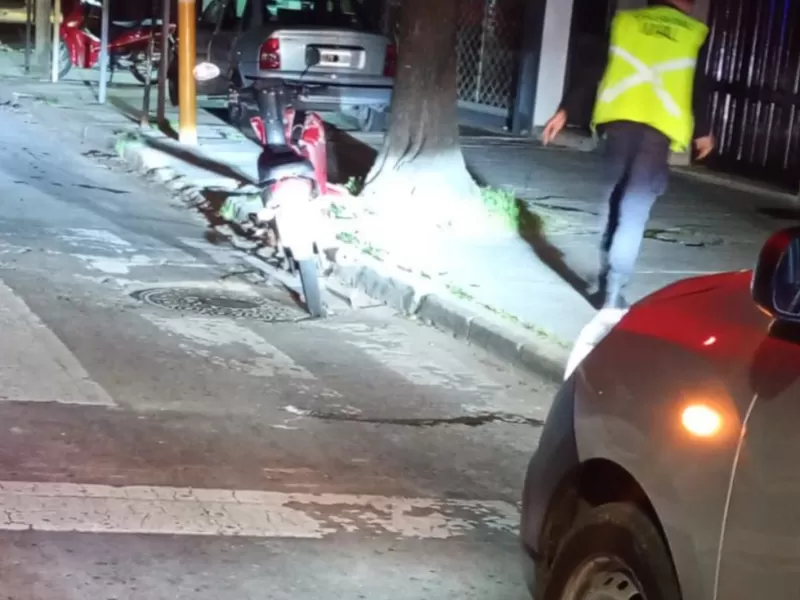 Accidente vial en Berisso: colisión entre moto y camioneta