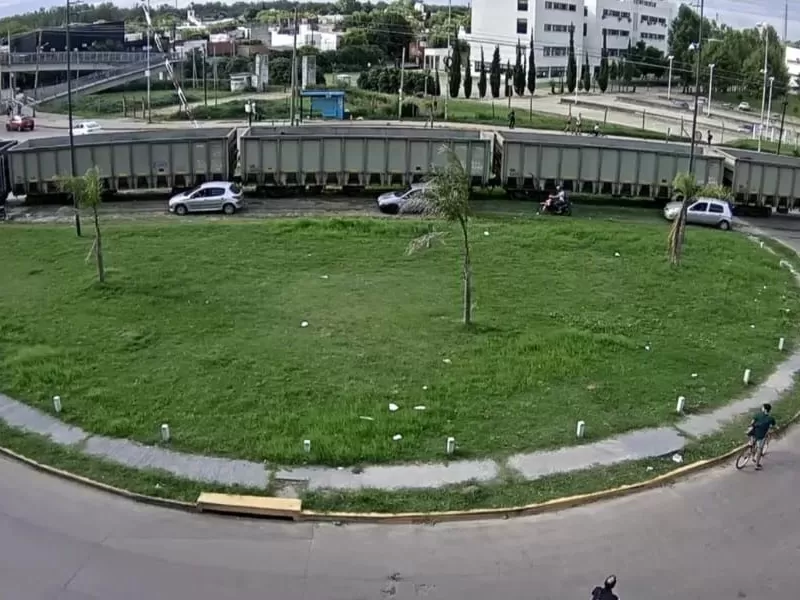 Descarriló un tren de carga en La Plata y la rotonda de 122 se encuentra cortada