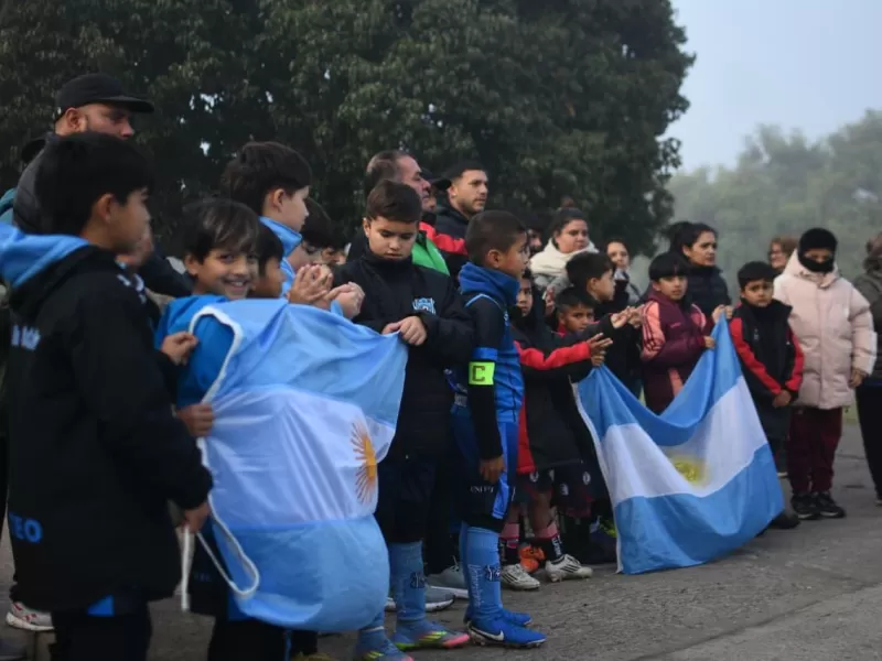 El Club Universitario de Berisso celebró su 42° aniversario con actividades en la Plaza Mosconi