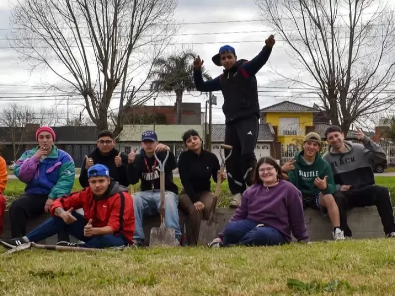 Indignación en Berisso: desplantaron los árboles que habían colocado jóvenes del “Rincón del Free”