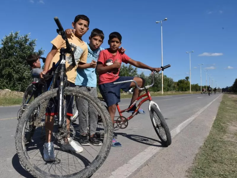 Más de 100 jóvenes participaron de un encuentro de ciclismo stunt en Berisso