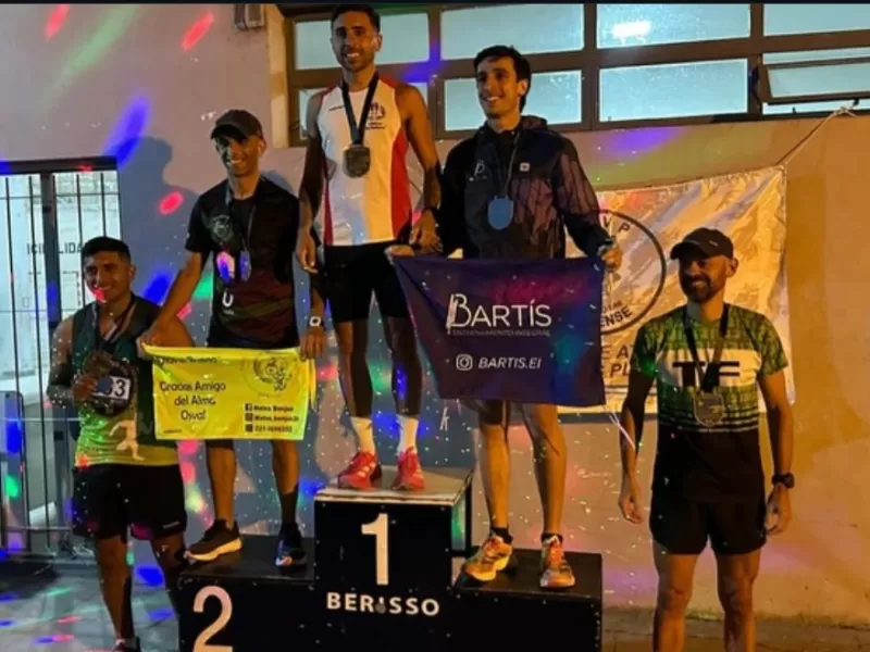 Más de 250 atletas brillaron en la Carrera Nocturna 8K por el Terraplén Costero