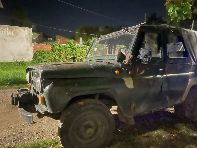 Preocupación en Berisso por un vehículo abandonado y vandalizado en el barrio El Carmen