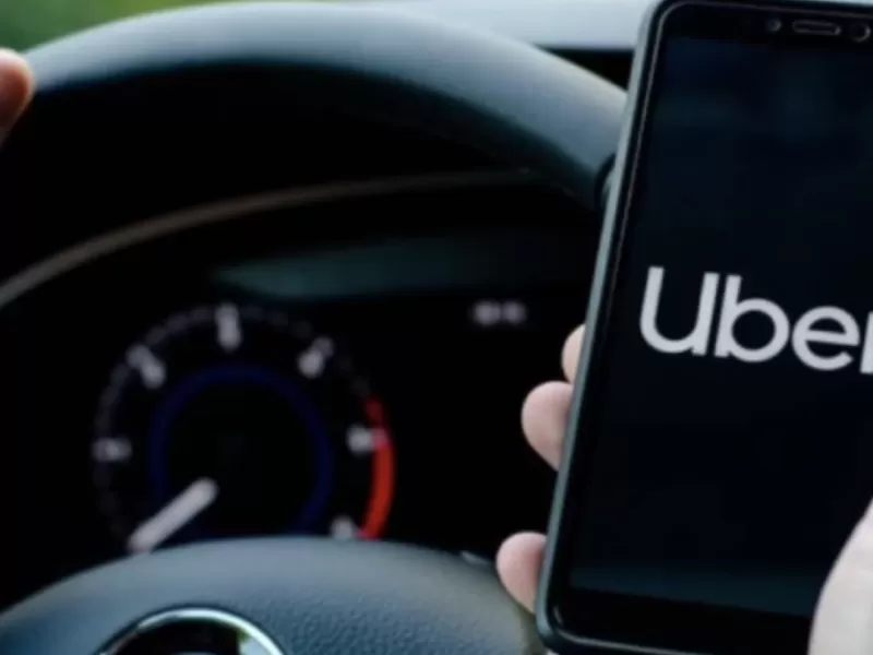 Se arrojó de un Uber tras advertir que el conductor desvió el recorrido