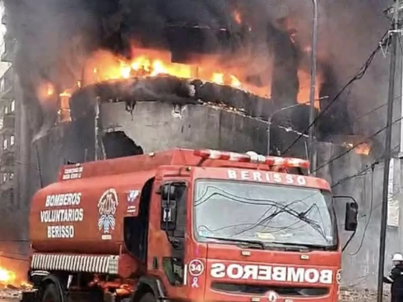 Bomberos de Berisso combaten el incendio en La Plata: tres móviles y 12 efectivos desplegados