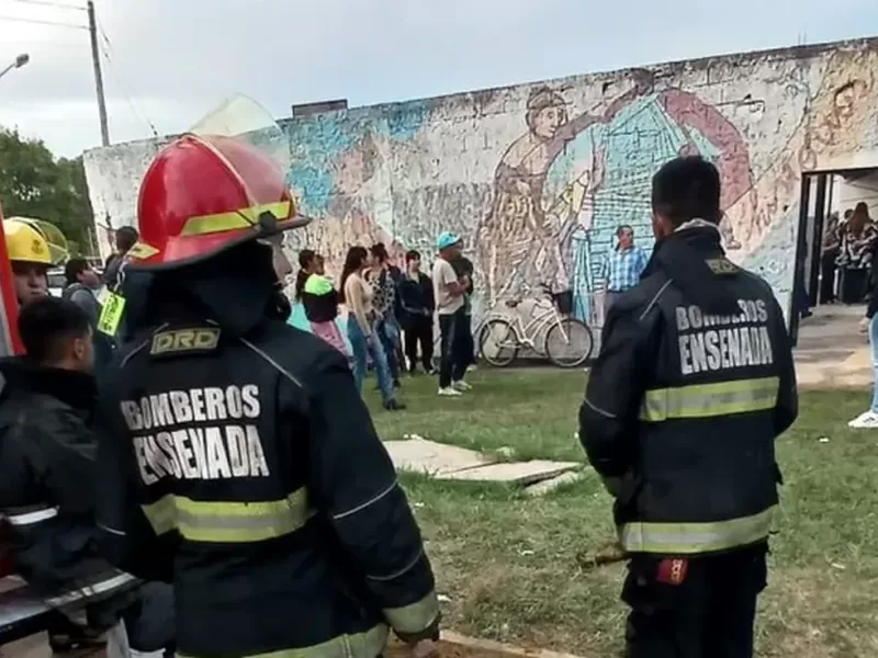 Incendio en una escuela de Ensenada durante el horario escolar: evacuaron a los alumnos