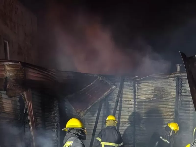 Incendio destruyó una vivienda en Berisso: la imagen de la Virgen de Lujan quedó intacta entre las cenizas