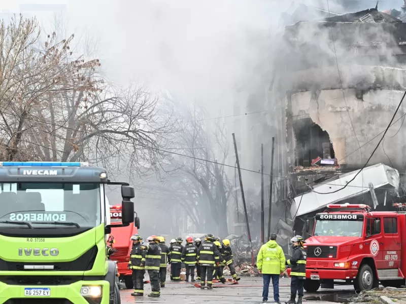 Evalúan demoler el edificio incendiado en La Plata por riesgo de derrumbe total
