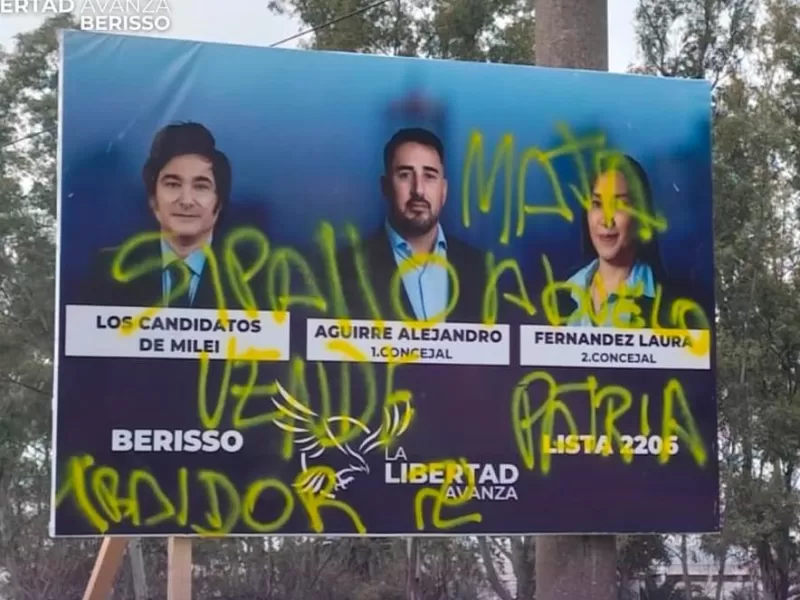 Vandalizaron carteles de La Libertad Avanza en Berisso y Milei reaccionó en redes