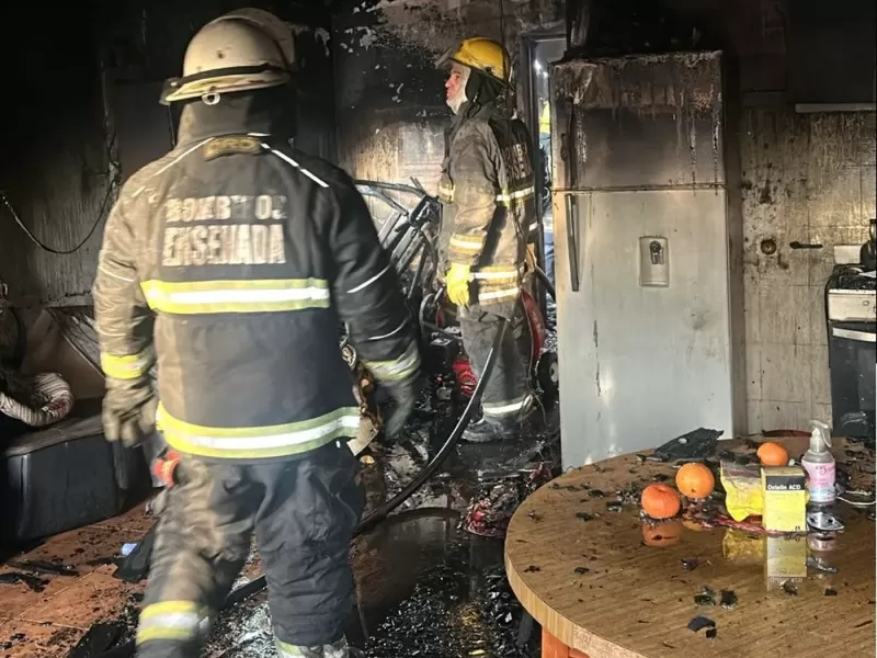Incendio en Ensenada: una joven y un bebé fueron hospitalizados por inhalación de humo