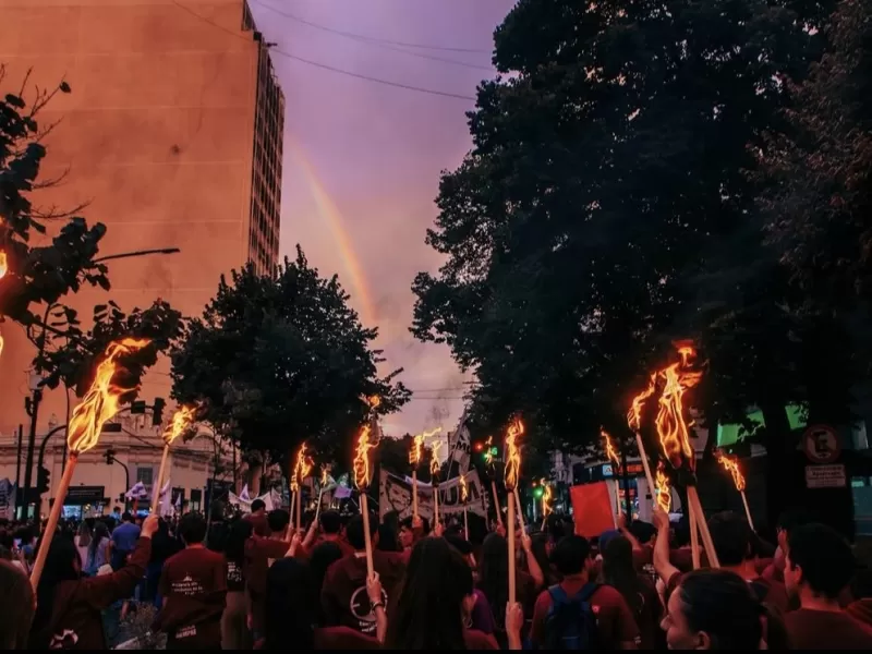 Nueva marcha de antorchas en La Plata: la UNLP se moviliza en reclamo de mayor presupuesto y salarios dignos