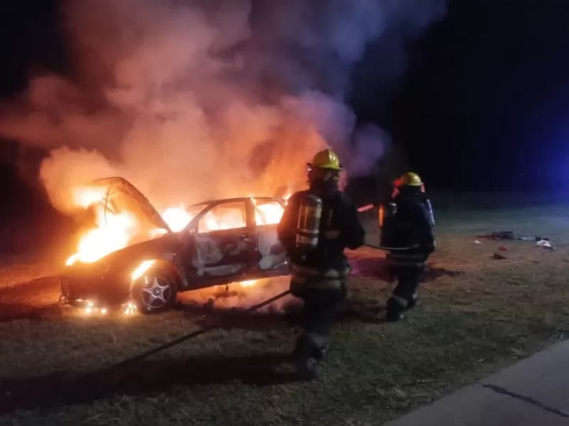 Punta Lara: bomberos tuvieron que apagar las llamas de un auto prendido fuego