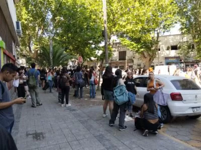 Evacuación en la Facultad de Artes de la UNLP tras una amenaza de tiroteo: el mail que desató la alarma