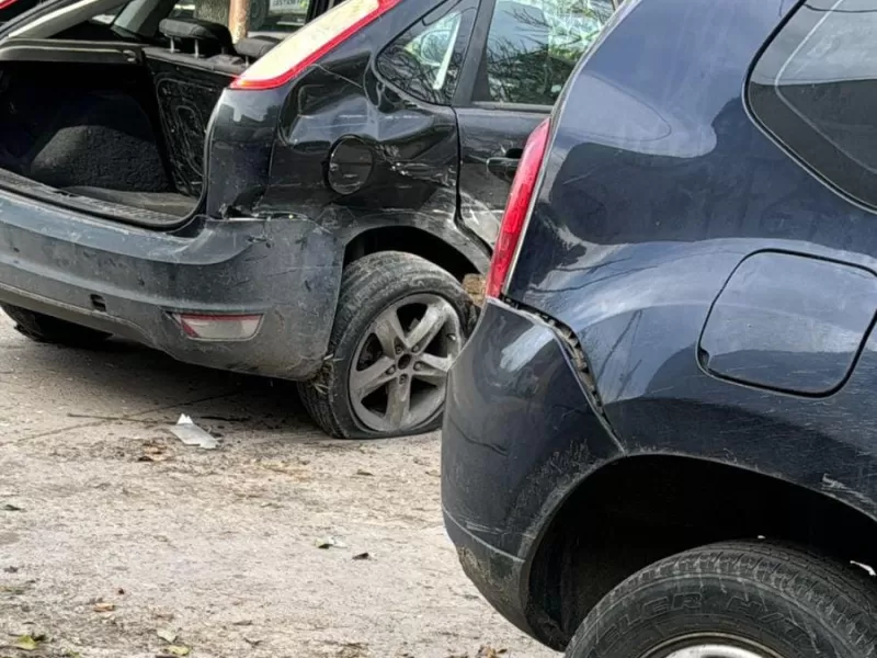 Siniestro vial: chocaron dos autos e impactaron sobre otros estacionados