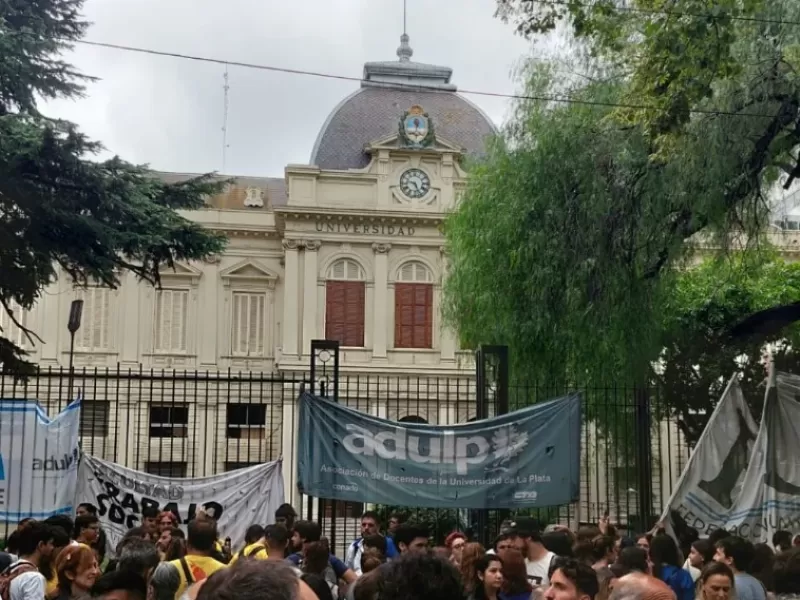 Tras el paro, los docentes de la UNLP profundizan su plan de lucha con una nueva medida de fuerza