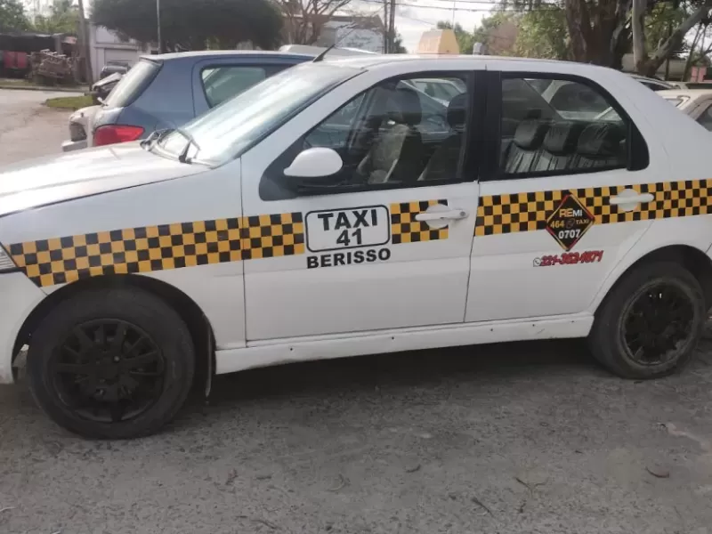 Una ciclista fue embestida por un taxi en Berisso y debió ser hospitalizada