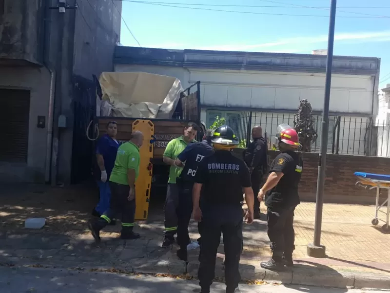 Tragedia en La Plata: un hombre sufrió una descompensación al volante y murió tras chocar contra una casa